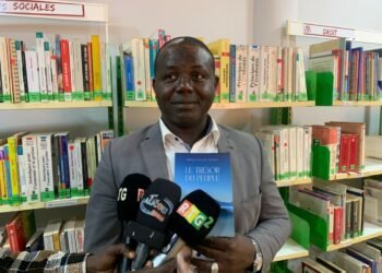 Littérature : Moussa Kalam Soumah dédicace son premier ouvrage « Le Trésor du Peuple »
