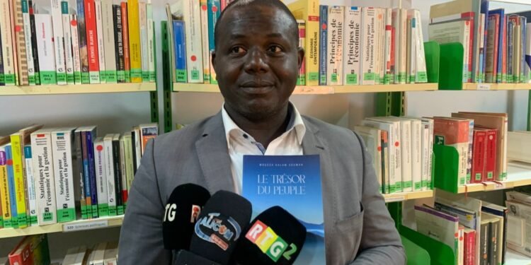 Littérature : Moussa Kalam Soumah dédicace son premier ouvrage « Le Trésor du Peuple »